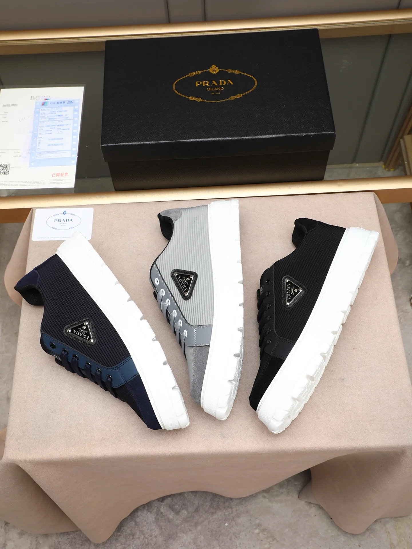 Men's Men's Shoes 💰440 Prada/Prada Men's new casual shoes, this sports shoe is made of imported calfskin upper with breathable mesh and breathable mesh lining. The foot pads are made of sheepskin, and the outsole is made of non-slip sports exclusive rubber outsole with logo. It feels good on the feet and is a fashionable item! Size: 38-44 (45 customized)